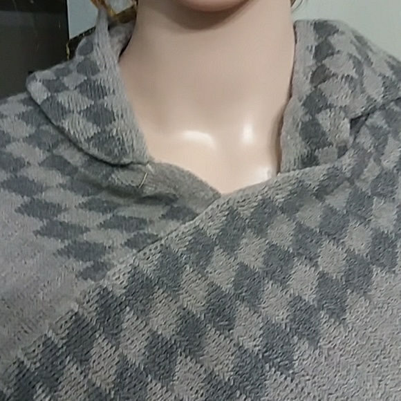 Poncho - Picture 5 of 8